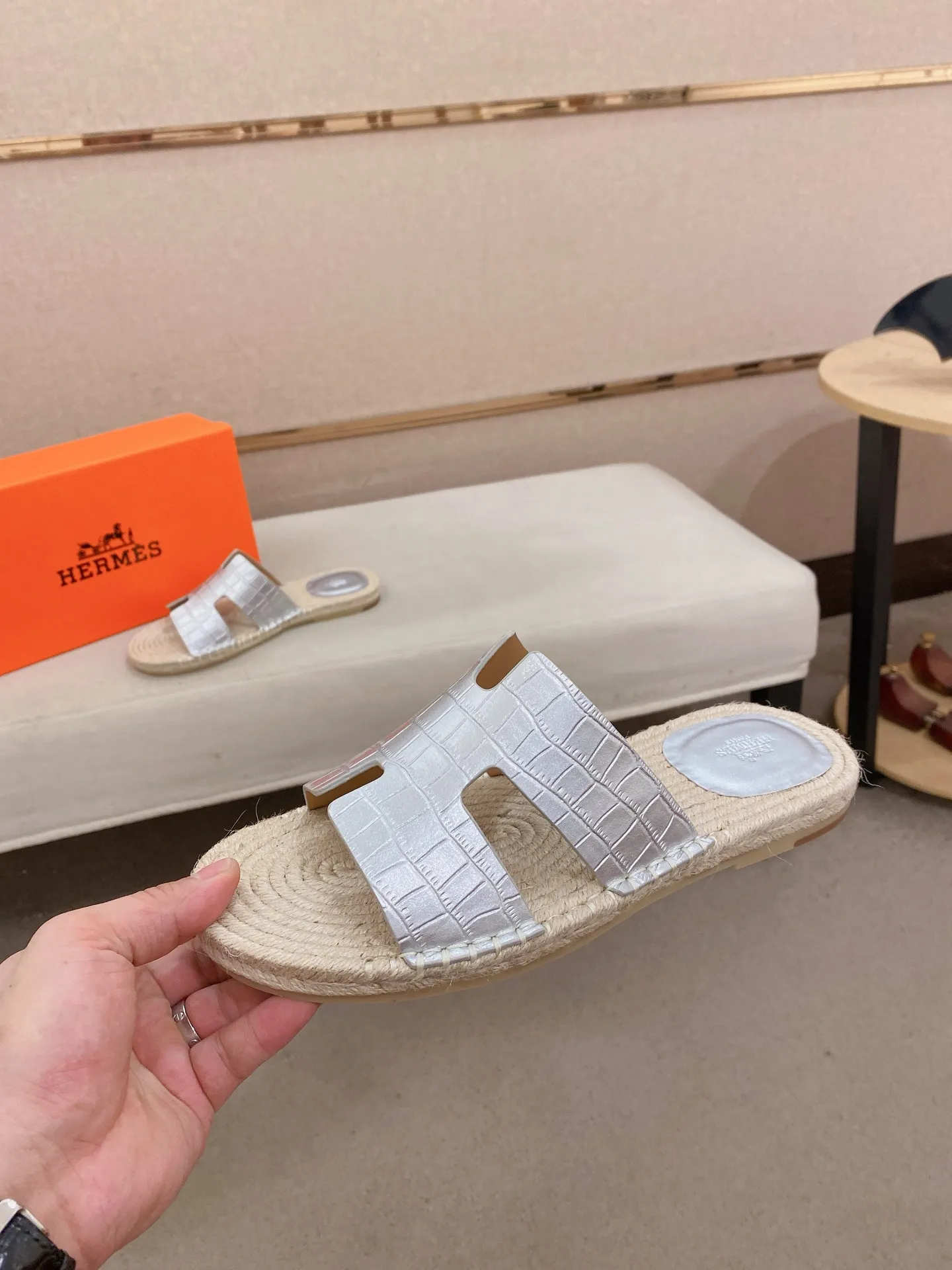 Factory price: 340💰high-end version. "HERMES" Hermès 💁♂️Men's casual slippers, compare the quality at the counter🧚🏿♂️ The upper is made of cowhide leather 🐊crocodile pattern workmanship, purely hand-drawn, raw rubber breathable and non-slip outsole, the inner is breathable and comfortable lambskin, the density is 100% comfortable, the original rubber outsole is wear-resistant and has a code number of 38-44. Can be customized 45-46-47💥🏆